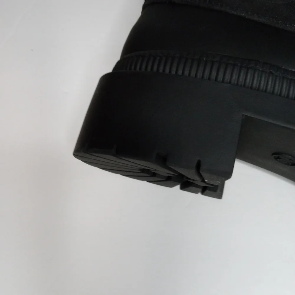 Women's Universal Thread, water repellent boot size 10 Black memory foam, .NWT